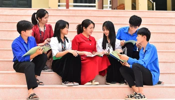 Nhà trường có nhiệm vụ giáo dục và đào tạo học sinh dân tộc nội trú hoàn thành chương trình giáo dục THPT; tạo nguồn nhân lực chất lượng cao cho các xã, huyện, thị xã, thành phố của tỉnh Điện Biên và vùng Tây Bắc; tạo nguồn cán bộ là người dân tộc thiểu số cho tỉnh Điện Biên.