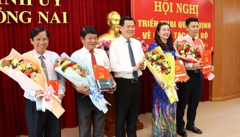 Bí thư Tỉnh ủy Đồng Nai Nguyễn Hồng Lĩnh trao quyết định, tặng hoa chúc mừng 4 đồng chí nhận quyết định.
