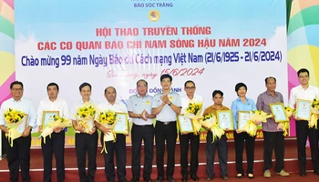 Ban tổ chức trao hoa tri ân cho các nhà tài trợ Hội thao.