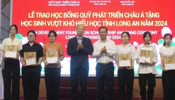 Bí thư Tỉnh ủy Long An Nguyễn Văn Được, Chủ tịch Tập đoàn COBI, Chủ tịch Quỹ Phát triển Châu Á (ADF) Kim Joon IL trao học bổng cho học sinh, sinh viên vượt khó hiếu học tỉnh Long An.