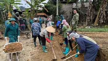 Việc sáp nhập giúp các thôn, tổ thuận lợi huy động sức người, sức của xây dựng nông thôn mới. (Trong ảnh: Người dân xã Cao Sơn, huyện Bạch Thông chung sức làm đường nông thôn mới). (Ảnh: TUẤN SƠN)