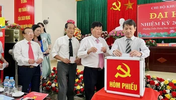 Ngày 3/7/2022, các chi bộ thôn, bản, khu phố trên địa bàn tỉnh đã đồng loạt tổ chức đại hội chi bộ nhiệm kỳ 2022-2025 và bầu trực tiếp bí thư chi bộ tại đại hội. Ảnh: Khu phố 4, phường Trần Hưng Đạo, TP Hạ Long tổ chức đại hội chi bộ. 