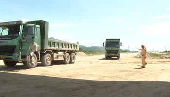 Lực lượng kiểm tra liên ngành thực hiện nghiệp vụ kiểm tra xe ô-tô chở quá tải, hết hạn đăng kiểm đang chở vật liệu phục vụ thi công tuyến đường cao tốc đoạn Cam Lâm-Vĩnh Hảo trên địa bàn tỉnh Ninh Thuận.