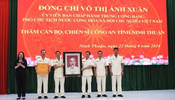 Phó Chủ tịch nước Võ Thị Ánh Xuân tặng di ảnh Bác Hồ kính yêu cho cán bộ, chiến sĩ Công an tỉnh Ninh Thuận. (Ảnh: NGUYỄN TRUNG)