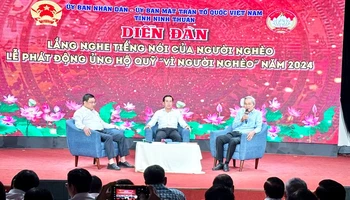 Lãnh đạo tỉnh Ninh Thuận tại diễn đàn lắng nghe tiếng nói của người nghèo (Ảnh: NGUYỄN TRUNG)