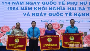 Chủ tịch Liên đoàn Lao động Long An Nguyễn Văn Quí tặng cờ thi đua cho 3 tập thể “Giỏi việc nước, đảm việc nhà”.