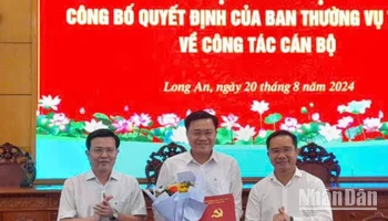 Lãnh đạo Tỉnh ủy Long An trao Quyết định cho cho đồng chí Nguyễn Thanh Nguyên. 