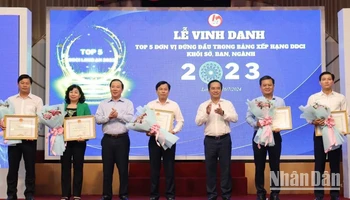 Vinh danh các đơn vị thực hiện có hiệu quả nhiều giải pháp để cải thiện và giữ vững 3 chỉ số (PCI, PGI, PAR Index) trên địa bàn tỉnh Long An.