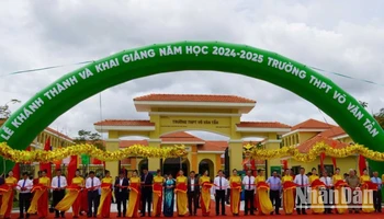 Nguyên lãnh đạo Trung ương và lãnh đạo tỉnh Long An cắt băng khánh thành. 