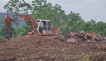 Nhiều tấn chất thải trong quá trình chôn lấp bị phát hiện.