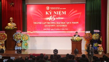 Phó giáo sư, Tiến sĩ Đỗ Ngọc Mỹ, Hiệu trưởng Trường Đại học Quy Nhơn phát biểu tại buổi Lễ kỷ niệm 45 năm thành lập.