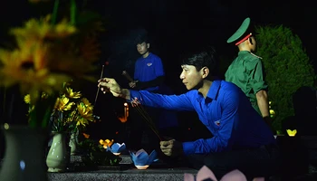 Các đại biểu thắp hương tại Nghĩa trang liệt sĩ Độc Lập (tỉnh Điện Biên).