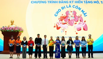 Lãnh đạo tỉnh Lai Châu, Hội Vận động hiến mô, bộ phận cơ thể người Việt Nam trao thẻ chứng nhận đăng ký hiến mô, bộ phận cơ thể người tại Lễ phát động.