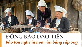 Đồng bào Dao Tiền bảo tồn nghề in hoa văn bằng sáp ong