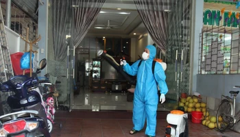Cán bộ trung tâm y tế thành phố Tuyên Quang phun hóa chất diệt muỗi tại hộ gia đình ở phường Phan Thiết. (Ảnh: NGUYỄN TIẾN)