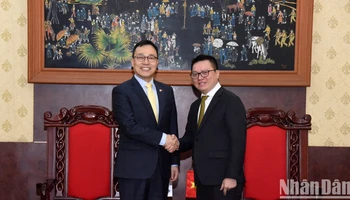 Tổng Biên tập Lê Quốc Minh tiếp Đại sứ Hàn Quốc Choi Young Sam tới thăm và làm việc tại Báo Nhân Dân. (Ảnh: TRẦN HẢI) 