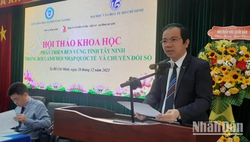 Phó Giáo sư, Tiến sĩ Vũ Tuấn Hưng, Phó Viện trưởng phụ trách Viện Khoa học xã hội vùng Nam Bộ phát biểu tại hội thảo.