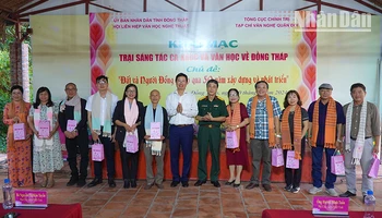 Ban tổ chức trao tặng các trại viên chiếc khăn choàng của Làng nghề Long Khánh, huyện Hồng Ngự, tỉnh Đồng Tháp. Ảnh: HỮU NGHĨA