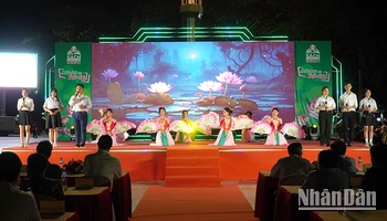 Học sinh Trường Trung học cơ sở Thống Linh, thành phố Cao lãnh biểu diễn tiết mục hát múa chào mừng Ngày sách và văn hóa đọc.