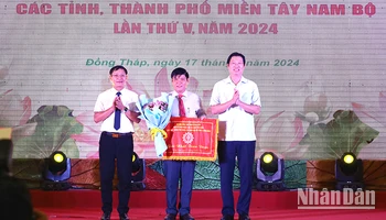 Phó Chủ tịch Ủy ban nhân dân tỉnh Đồng Tháp Huỳnh Minh Tuấn (bên phải) trao giải nhất toàn đoàn cho đơn vị tỉnh Đồng Tháp.