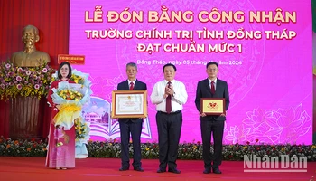 Đồng chí Nguyễn Xuân Thắng trao Bằng và biểu trưng công nhận Trường Chính trị tỉnh Đồng Tháp đạt chuẩn mức 1. (Ảnh: HỮU NGHĨA)