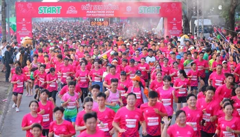 [Ảnh] Vận động viên trong và ngoài nước dự Giải Marathon Đất Sen hồng