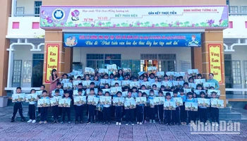 Học sinh Trường tiểu học Bùi Thị Xuân vui mừng khi nhận được phụ san Cột cờ Hà Nội.