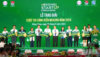 Bộ trưởng Khoa học và Công nghệ Huỳnh Thành Đạt; Bí thư Tỉnh ủy Đồng Tháp Lê Quốc Phong trao giải tại cuộc thi Sáng kiến Mekong lần thứ nhất. (Ảnh: HỮU NGHĨA)