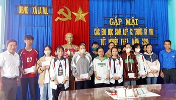 Ủy ban nhân dân xã Ia Tul (huyện Ia Pa) gặp mặt, tặng quà động viên các em học sinh trước kỳ thi tốt nghiệp.