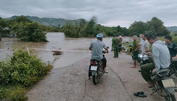 Lực lượng chức năng xã Kim Tân ứng trực canh gác tại vị trí bị ngập, không cho dân qua lại bảo đảm an toàn.