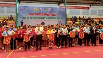 Lãnh đạo tỉnh Cao Bằng và Ban Tổ chức trao cờ lưu niệm, tặng hoa cho các đội tham dự giải.