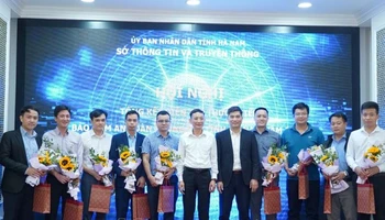 Lãnh đạo Sở Thông tin và Truyền thông tỉnh Hà Nam tặng hoa chúc mừng các thành viên tham dự Diễn tập thực chiến bảo đảm an toàn thông tin tỉnh Hà Nam năm 2023.