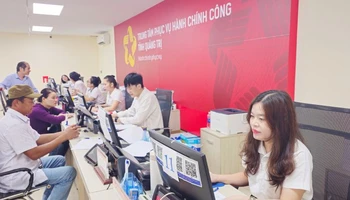 Giải quyết thủ tục hành chính cho người dân tại Trung tâm phục vụ Hành chính công tỉnh Quảng Trị.