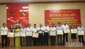 Trao Bằng khen của Ủy ban nhân dân tỉnh Quảng Ngãi cho các tập thể có thành tích xuất sắc trong việc thực hiện Nghị quyết 29-NQ/TW. 