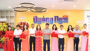 Lãnh đạo tỉnh Quảng Ngãi và Báo Quảng Ngãi thực hiện nghi thức cắt băng khánh thành phòng studio và tòa soạn hội tụ.