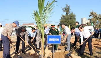 Các đồng chí lãnh đạo tỉnh Quảng Ngãi tham gia trồng cây ven bãi biển xã Nghĩa An, thành phố Quảng Ngãi.