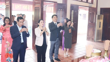 Lãnh đạo tỉnh Quảng Ngãi thành kính dâng hương bày tỏ lòng kính trọng và biết ơn sâu sắc công lao to lớn của Thủ tướng Phạm Văn Đồng. 