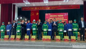 Phó Thủ tướng Lê Minh Khái và Đoàn công tác tặng quà công nhân lao động tỉnh Cao Bằng.