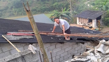 Người dân xã Thắng Lợi, huyện Hạ Lang, tỉnh Cao Bằng lợp lại mái nhà, ổn định cuộc sống.