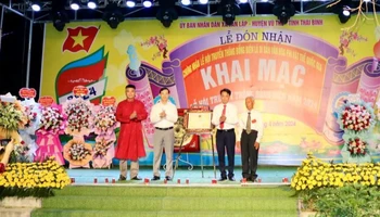 Chính quyền địa phương đón nhận Bằng công nhận Lễ hội Bổng Điền là Di sản Văn hóa phi vật thể quốc gia. (Ảnh: TIÊN DUNG)