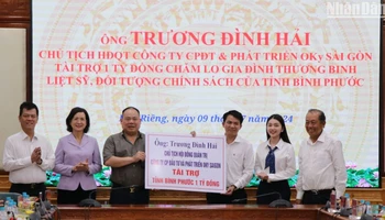 Công ty Cổ phần Đầu tư và Phát triển Oky Sài Gòn - Tập đoàn Ngân Tín trao bảng tượng trưng tài trợ 1 tỷ đồng để xây dựng nhà tình nghĩa cho các gia đình thương binh, liệt sĩ và các đối tượng chính sách của tỉnh Bình Phước.