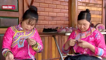 Khám phá nghề làm giày thêu của người Xạ Phang