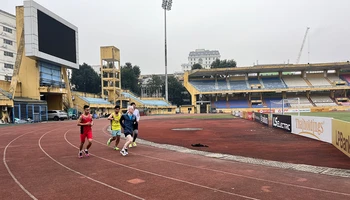 Các thành viên Câu lạc bộ Người khiếm thị yêu chạy Việt Nam luyện tập tại sân vận động Hàng Ðẫy (Hà Nội).