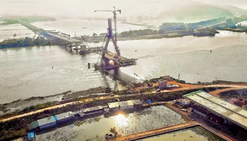 Cầu Ðồng Việt bắc qua sông Thương, nối tỉnh Bắc Giang và tỉnh Hải Dương đang được khẩn trương thi công. (Ảnh: ÐẶNG GIANG)