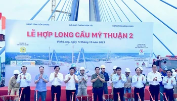 Thủ tướng thực hiện nghi thức hợp long cầu Mỹ Thuận 2