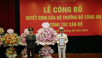 Thượng tướng Trần Quốc Tỏ trao quyết định điều động và bổ nhiệm Đại tá Thân Văn Hải.
