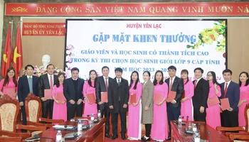 Lãnh đạo huyện Yên Lạc khen thưởng giáo viên giỏi năm học 2023-2024. (Ảnh: Hà Hồng Hà)