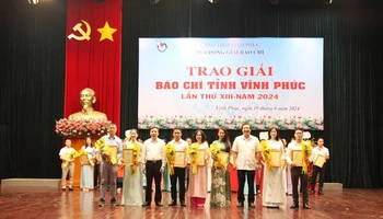 Lãnh đạo tỉnh trao Giải A cho các tác giả.