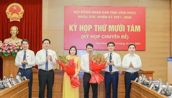 Lãnh đạo tỉnh chúc mừng hai đồng chí được bầu giữ chức Phó Chủ tịch Ủy ban nhân dân tỉnh.