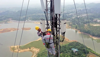 Nhân viên kỹ thuật Viettel huyện Yên Sơn thực hiện nâng cấp, bảo dưỡng trạm phát sóng.